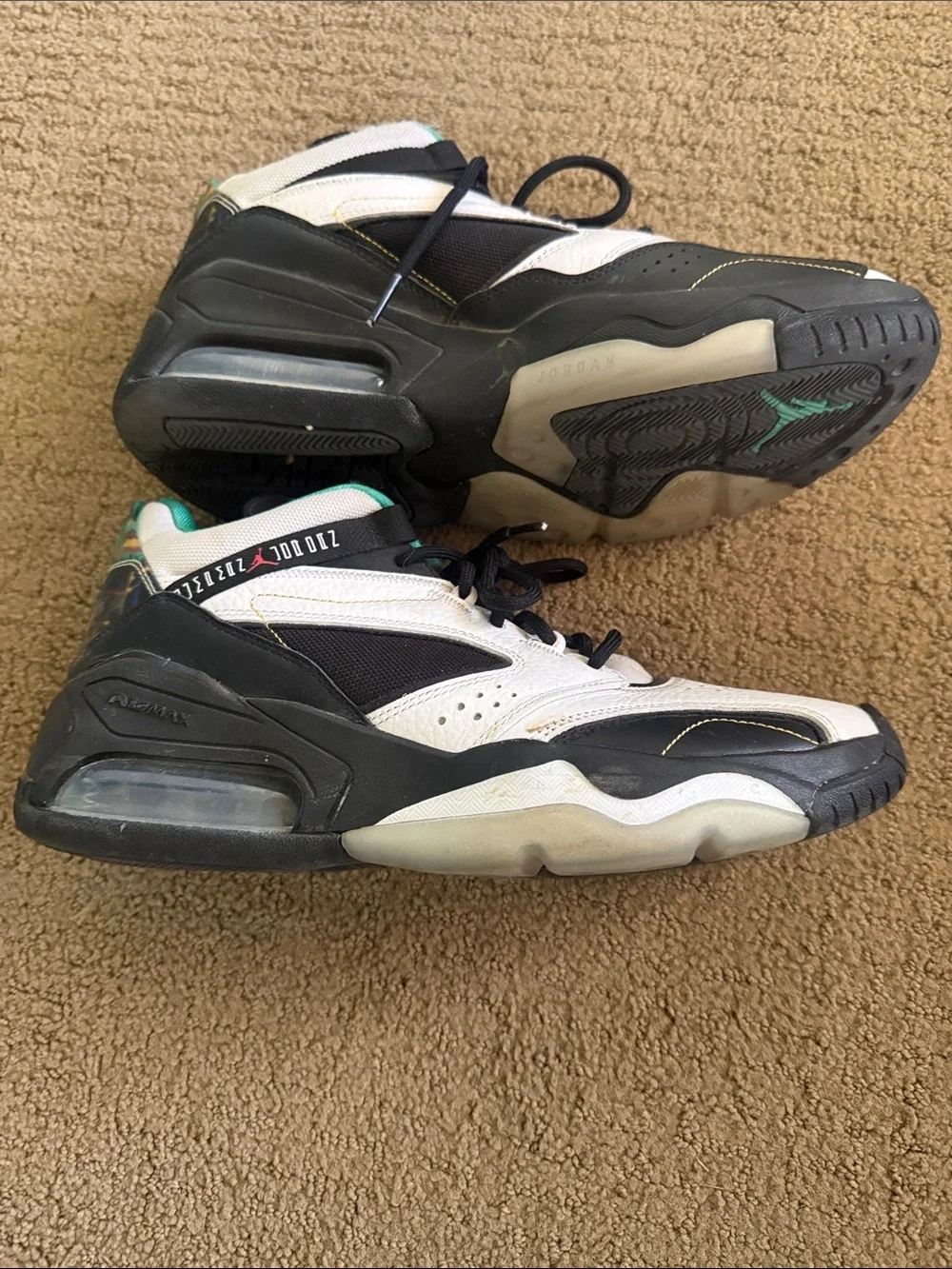 Men’s Jordan White, Black & Teal Low Basketball Sneakers size 10.5